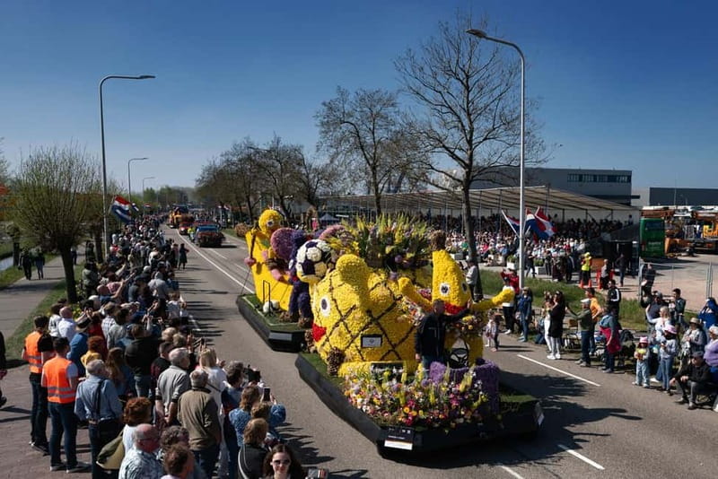 Amsterdam: Day Trip to Flower Parade & Keukenhof on April 18 - The parade and lunch question