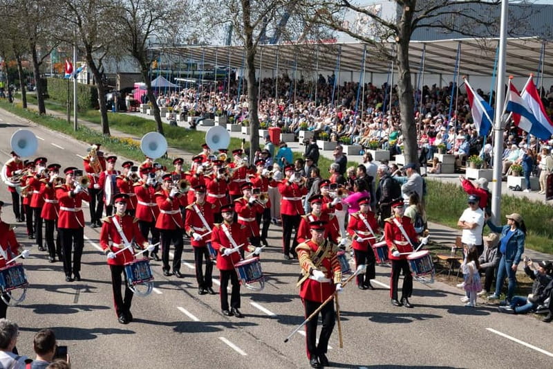 Amsterdam: Day Trip to Flower Parade & Keukenhof on April 18 - Grandstand seating changes the parade experience
