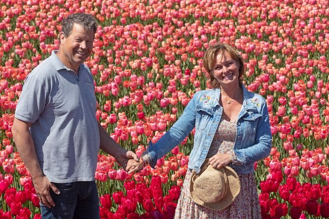 Amsterdam: Day trip to Tulip Farm, Keukenhof + Windmill Cruise - The bus ride through Lisse connects the stops