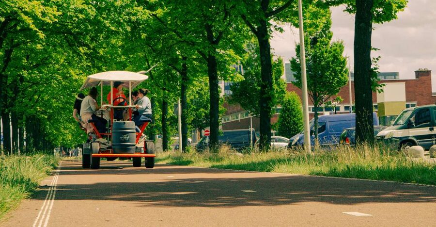 Amsterdam: Dutch Beer Bike Blast Tour with Onboard Bar - Key points at a glance