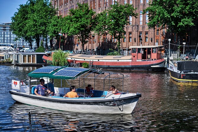Amsterdam Essence in German: 90-minute waterway trip - Why the private format matters