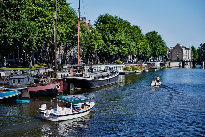 Amsterdam Essence in German: 90-minute waterway trip - Skipper Paap and the German-language setting