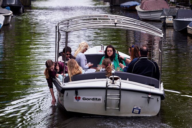 Amsterdam Essence in German: 90-minute waterway trip - Views, pace, and the small-canal setting