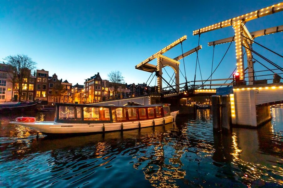 Amsterdam: Evening Canal Cruise with (Open) Bar on Board - Key points to know before you book