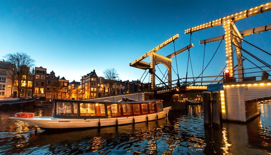 Amsterdam: Evening Canal Cruise with (Open) Bar on Board - Boarding at one of three central points