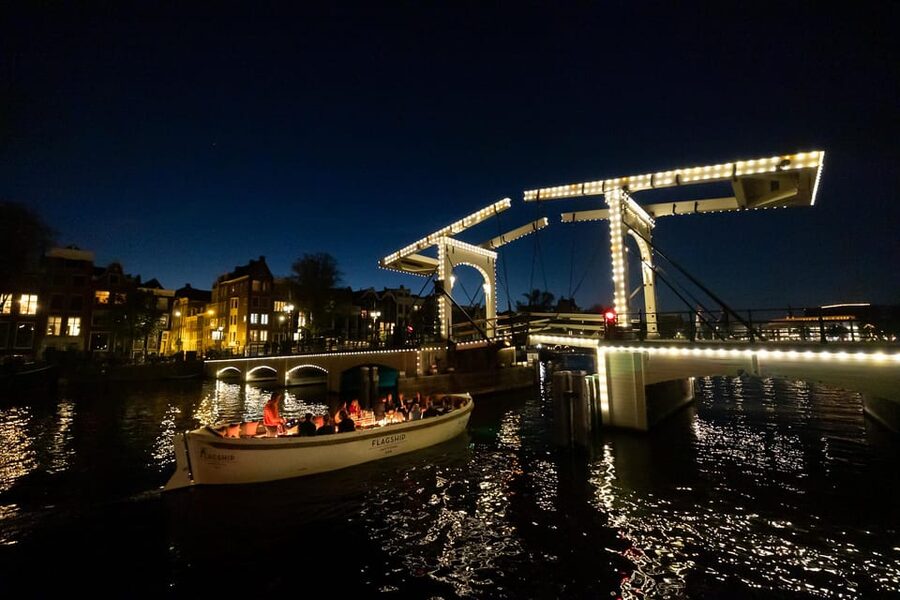 Amsterdam: Evening Canal Cruise with (Open) Bar on Board - Drinks, blankets, and the comfort factor