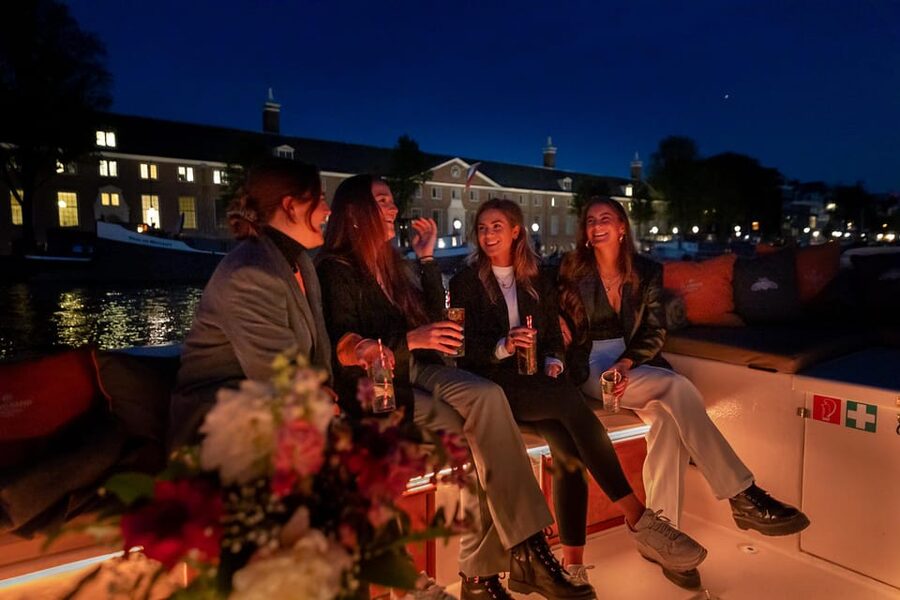 Amsterdam: Evening Canal Cruise with (Open) Bar on Board - Timing your evening without stress