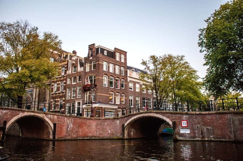 Amsterdam: Evening Pizza Cruise Along the Canals - Following the Canal Belt route