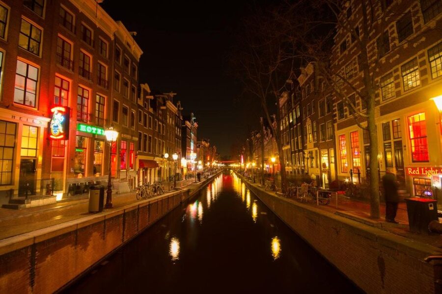 Amsterdam: Exclusive Red Light District Tour and Drink - Chinatown and the Buddhist Temple