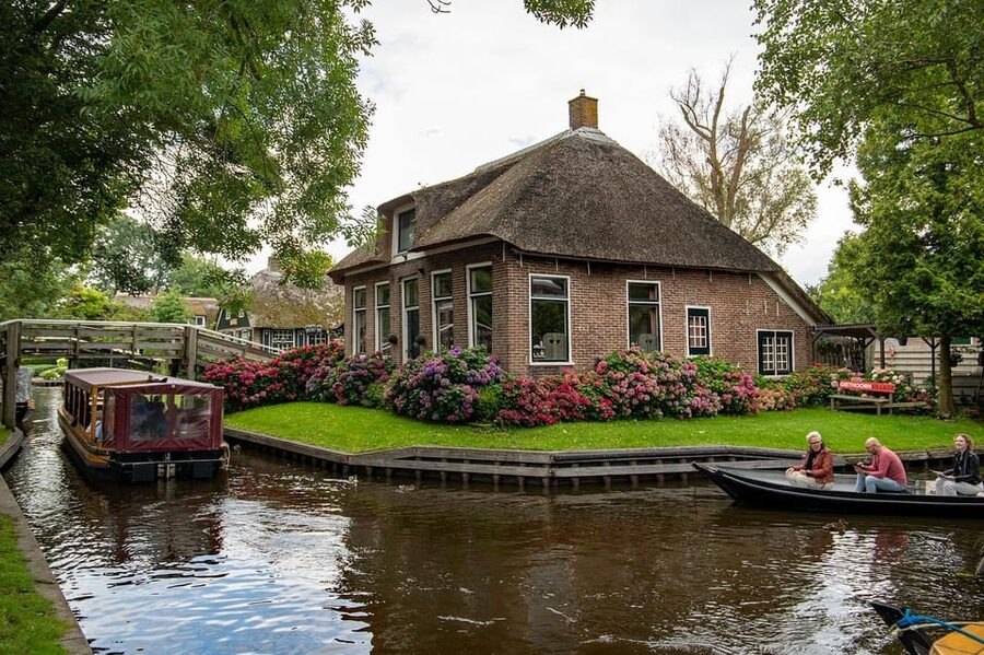 Amsterdam: Explore Giethoorn in a Private Tour with Driver - Lunch in Giethoorn