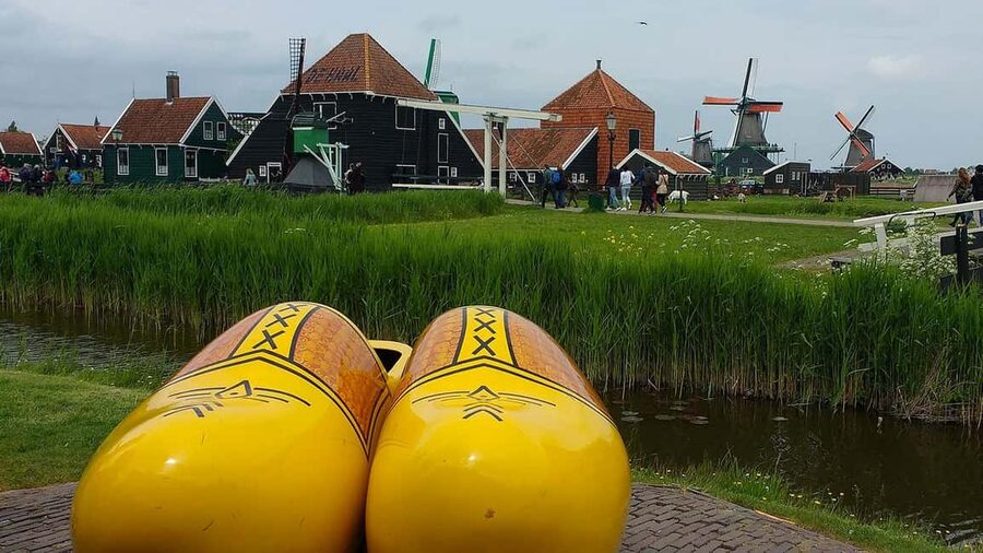 Amsterdam: Explore Zaanse Schans: Half-Day Luxury Coach Trip - Walking among the windmills and wooden houses