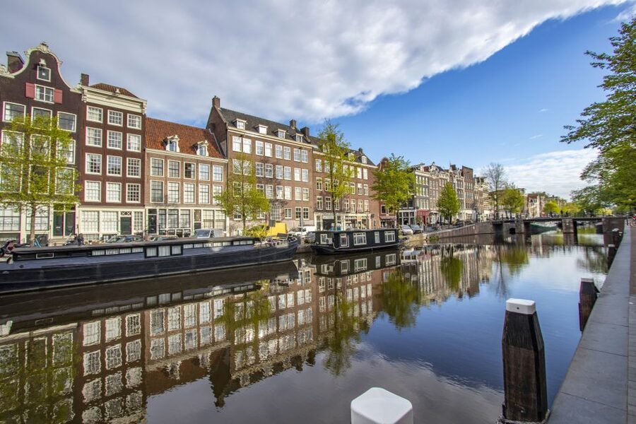Amsterdam: Express Walk with a Local in 90 minutes - Amsterdam’s canals as your first lesson