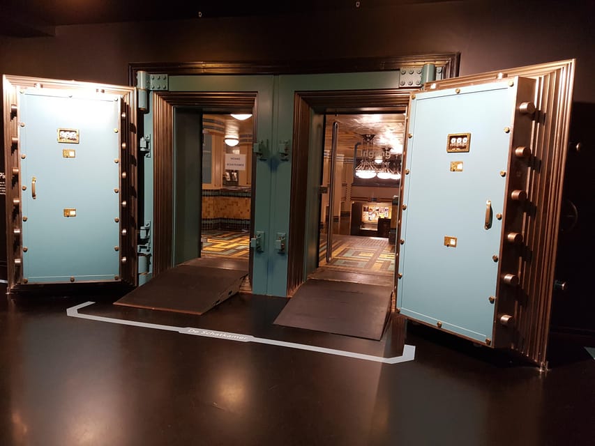 Amsterdam: Financial History Tour - From Dam Square to the Dutch East India Company