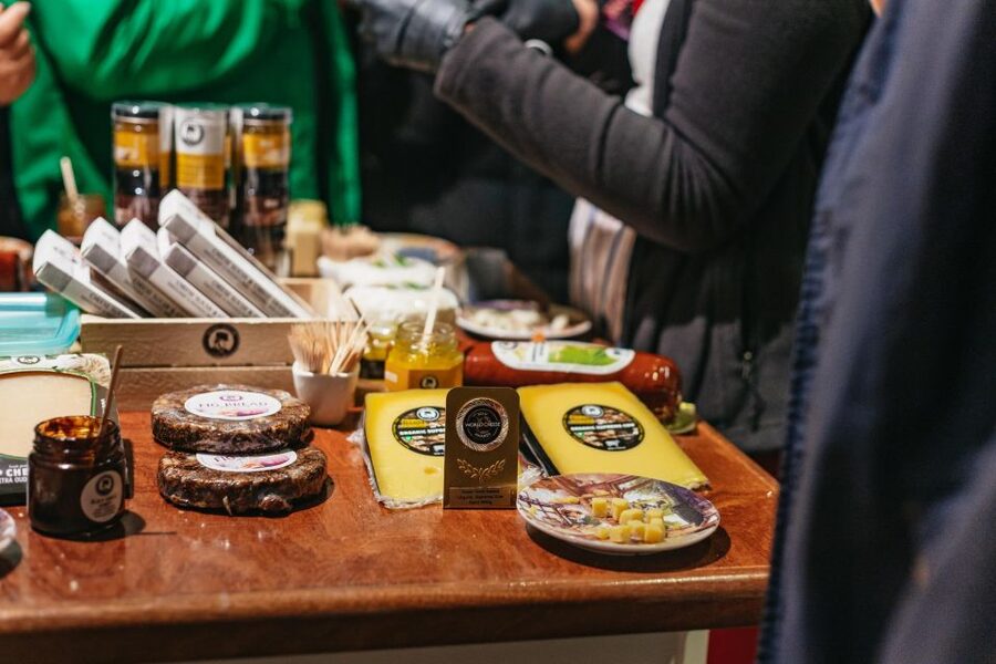 Amsterdam: Food and Culture Walking Tour with Tastings - The first tastes: cheese, herring, and kibbeling