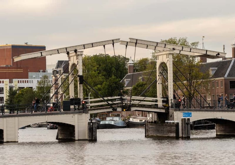 Amsterdam: German Canal Cruise with Unlimited Drinks Option - German stories, questions, and the social atmosphere
