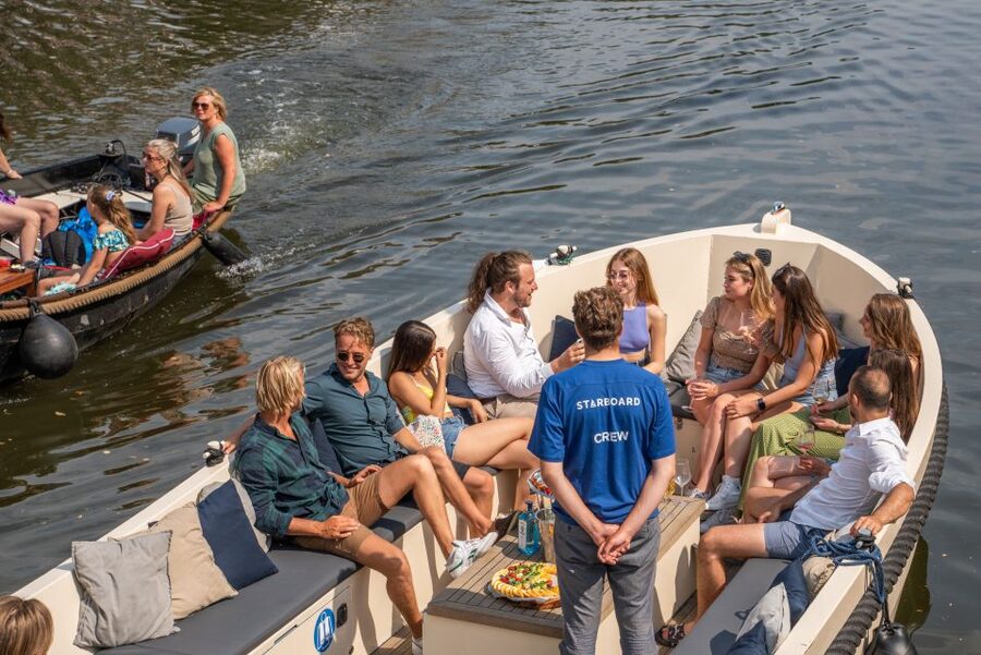 Amsterdam: German Guided Canal Cruise with on Board Bar - Why a German canal cruise can be a smart first hour