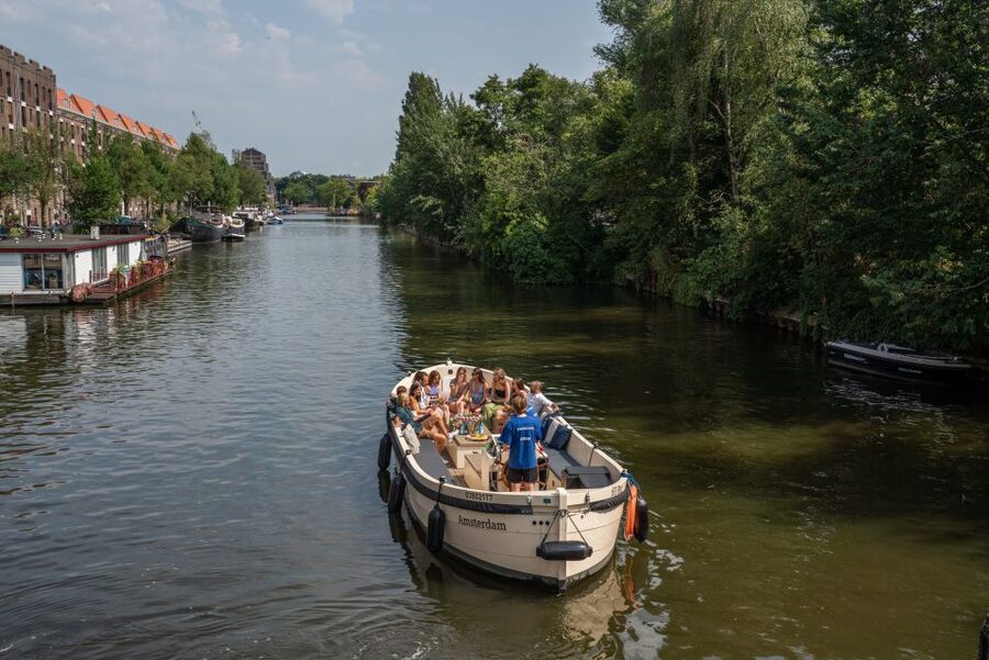 Amsterdam: German Guided Canal Cruise with on Board Bar - Seven Bridges and the city’s best classic view