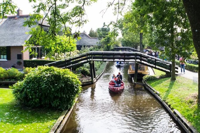 Amsterdam: Giethoorn Tour Scenic Cruise, Cheese & Free Time - Giethoorn in five useful details