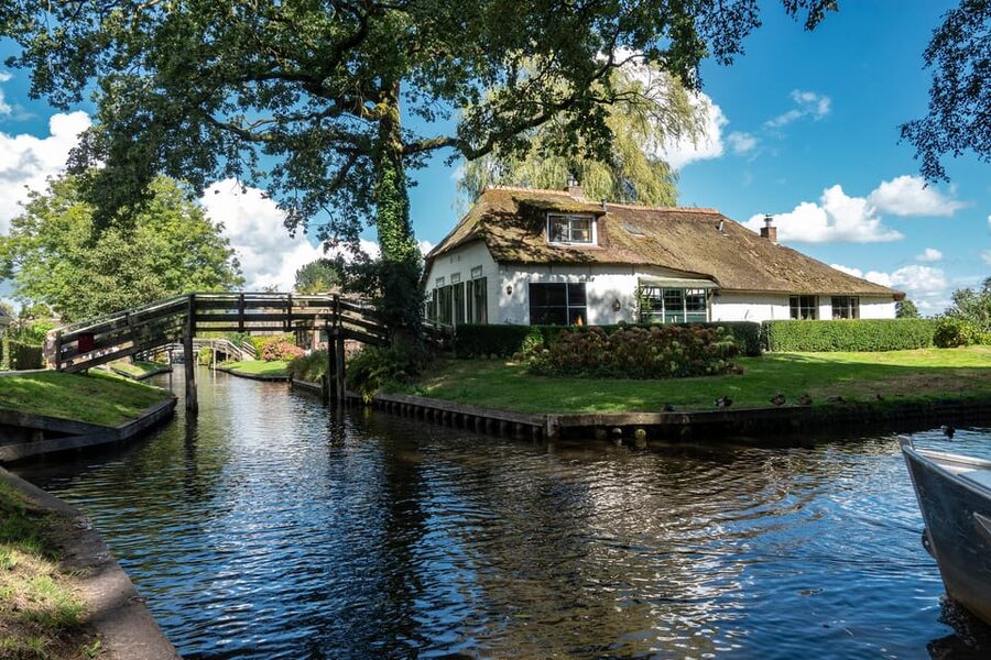 Amsterdam: Giethoorn Tour Scenic Cruise, Cheese & Free Time - Timing, languages, and small practical points