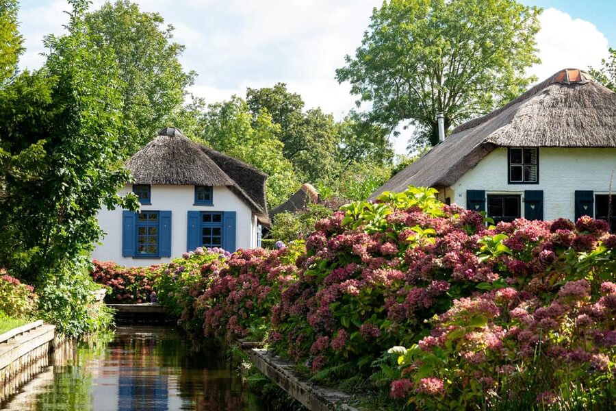 Amsterdam: Giethoorn Tour Scenic Cruise, Cheese & Free Time - Three hours to explore without a guide