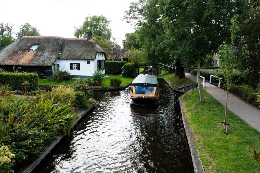 Amsterdam: Giethoorn Tour Scenic Cruise, Cheese & Free Time - Lunch at De Rietstulp and the cheese stop