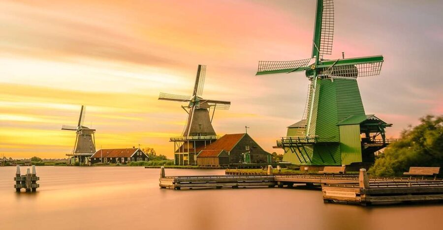 Amsterdam: Giethoorn Tour with Canal Cruise and Windmills - Zaanse Schans brings the postcard windmills close