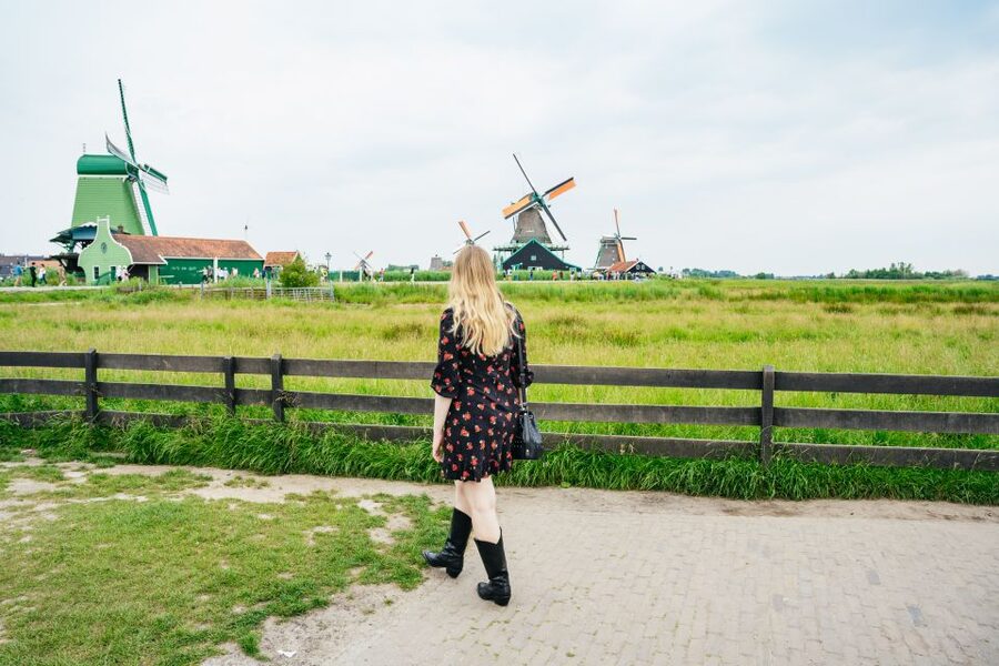 Amsterdam: Giethoorn, Volendam, and Zaanse Schans Tour - Walking, weather, and what to bring