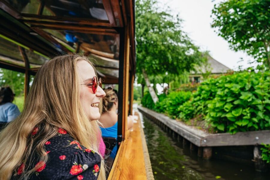 Amsterdam: Giethoorn, Volendam, and Zaanse Schans Tour - Zaanse Schans: windmills and working crafts