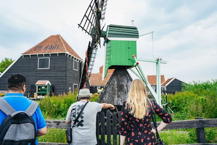 Amsterdam: Giethoorn, Volendam, and Zaanse Schans Tour - Volendam: harbor views and old fishing-town character