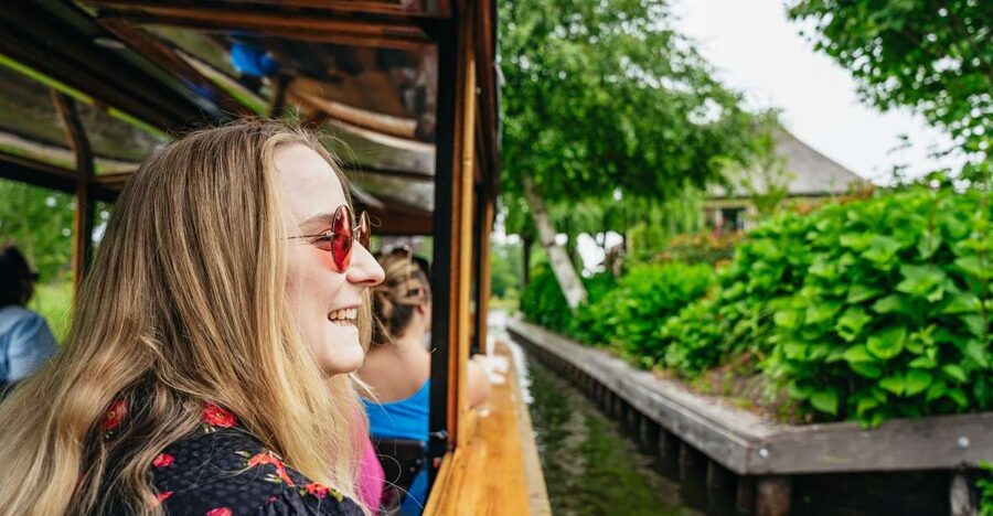 Amsterdam: Giethoorn, Volendam, and Zaanse Schans Tour - Giethoorn: canals, bridges, and thatched roofs