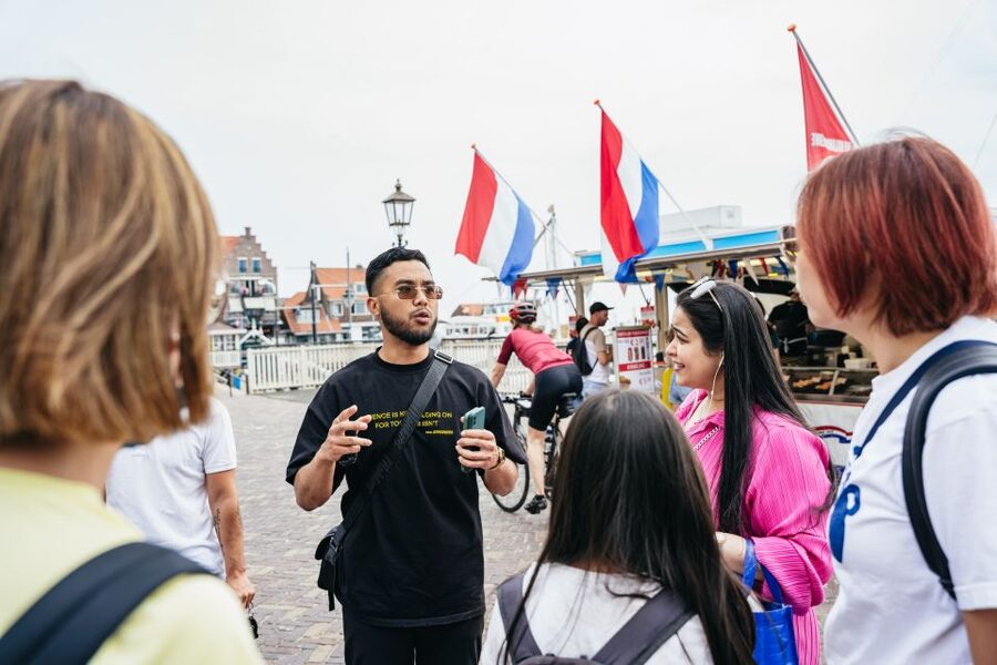 Amsterdam: Giethoorn, Volendam, and Zaanse Schans Tour - The guides are a major part of the value