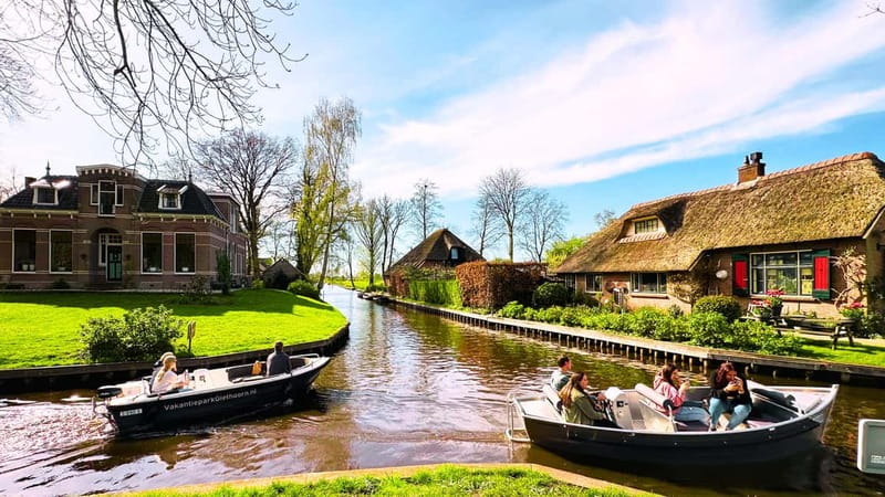 Amsterdam: Giethoorn & Zaanse Schans Small Group Day Trip - The drive through North Holland