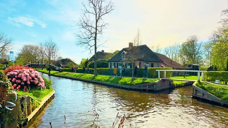 Amsterdam: Giethoorn & Zaanse Schans Small Group Day Trip - What the guide adds to the day