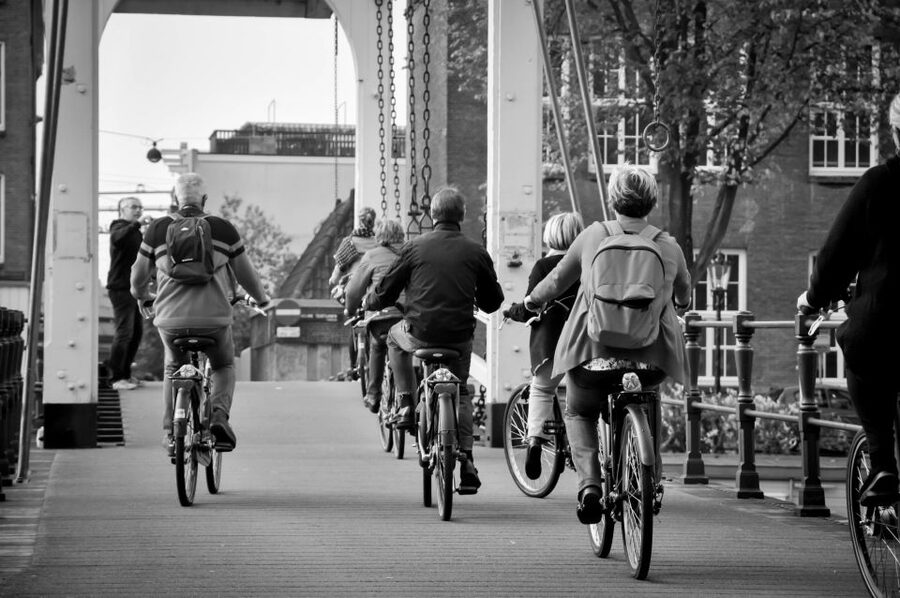 Amsterdam: Guided City Bike Tour in French - Why a bike is the right way to see Amsterdam