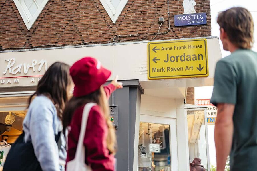 Amsterdam: Guided Cultural Food Tour in German or English - Damrak and the Beurs van Berlage