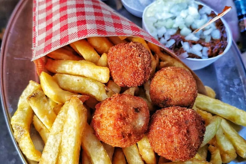 Amsterdam: Guided Food Tour with Tastings - Weekday cycling, weekend walking, and the practical difference