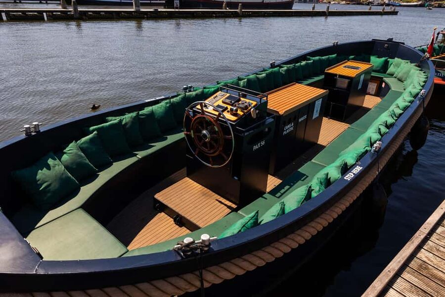 Amsterdam: Guided Open Boat Canal Cruise Including Drink - What the guide adds to the scenery