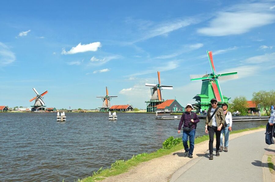 Amsterdam: Guided Zaanse Schans, Windmills & Cheese Tour - First views of the windmill village