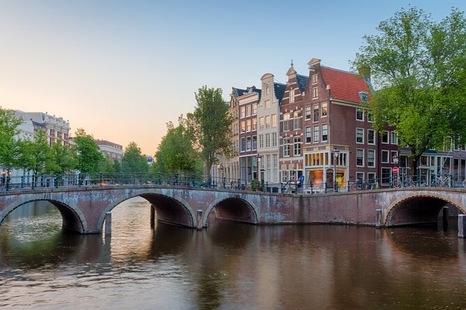 Amsterdam: Haunted History and Ghost Walking Tour - Begijnhof, a peaceful courtyard with a tragic story