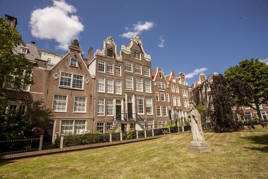 Amsterdam: Hidden Gems & Highlights Guided Bike Tour - Guides make the difference