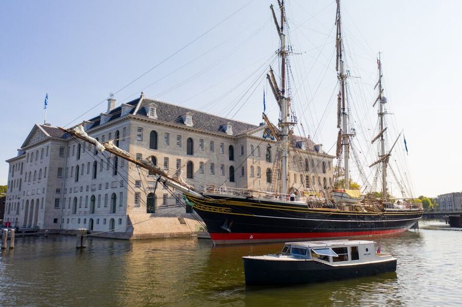 Amsterdam: Historic Boat Cruise with open bar and nibbles - Why Sophie makes a better setting than a standard canal boat