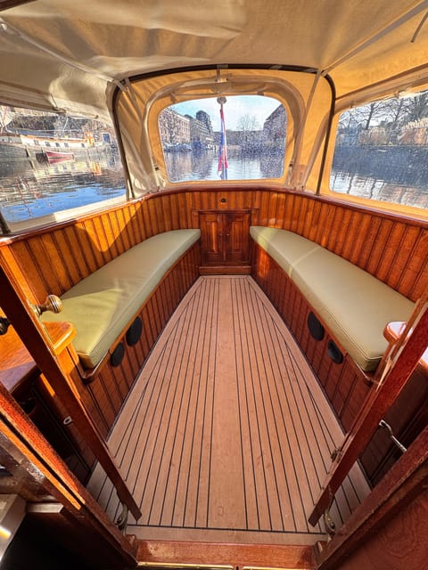 Amsterdam: Historic Boat Cruise with open bar and nibbles - An open bar that changes the value calculation