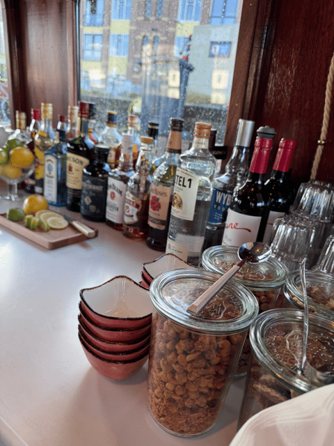 Amsterdam: Historic Boat Cruise with open bar and nibbles - How this compares with a basic Amsterdam canal ride