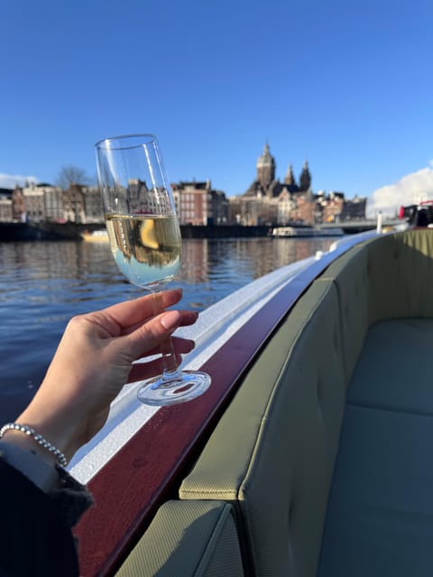 Amsterdam: Historic Boat Cruise with open bar and nibbles - Meeting Sophie beside Singel