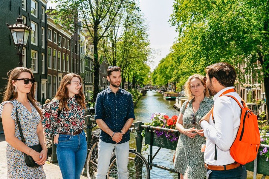 Amsterdam: Historical Highlights Walking Tour with Tasting - The Royal Palace and New Church