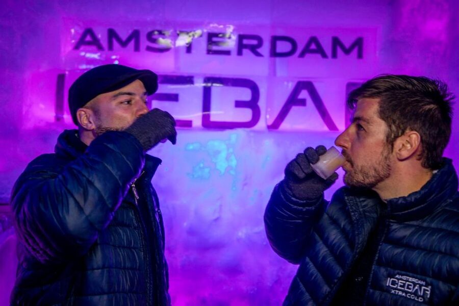 Amsterdam: Icebar Entry Ticket with 3 Drinks - Photos, music, and staff shape the mood
