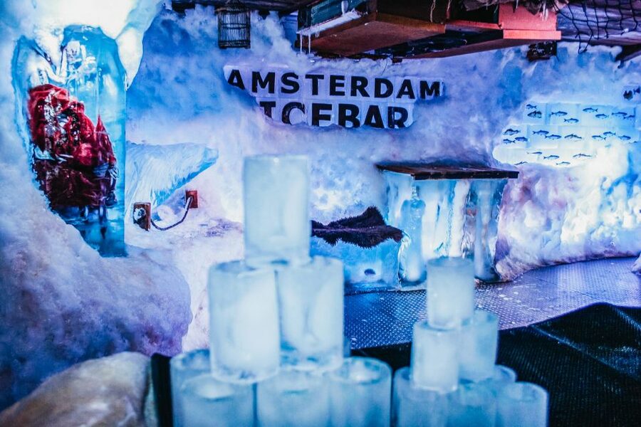 Amsterdam: Icebar Entry Ticket with 3 Drinks - Start in the warm lounge with a welcome cocktail