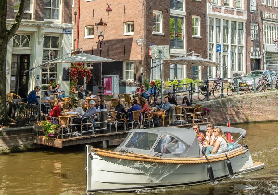 Amsterdam: Jordaan District Tour with a German guide - The hofjes: quiet courtyards behind the streets