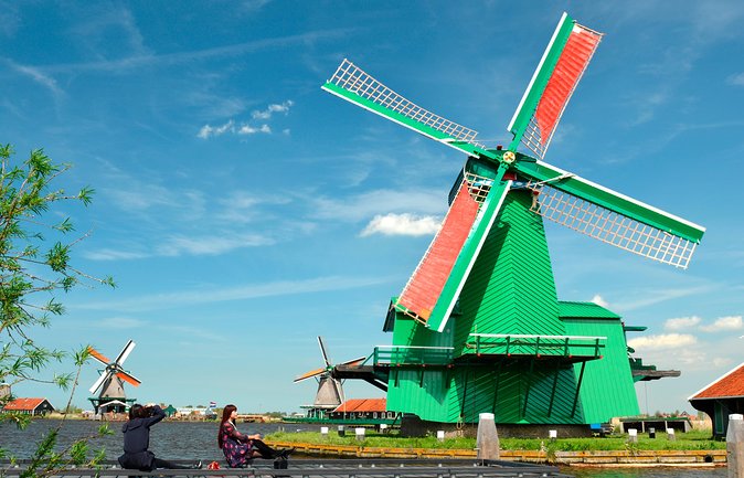 Amsterdam: Keukenhof and Zaanse Schans Windmills Guided Day Trip - Clogs and cheese: short demonstrations with a commercial edge