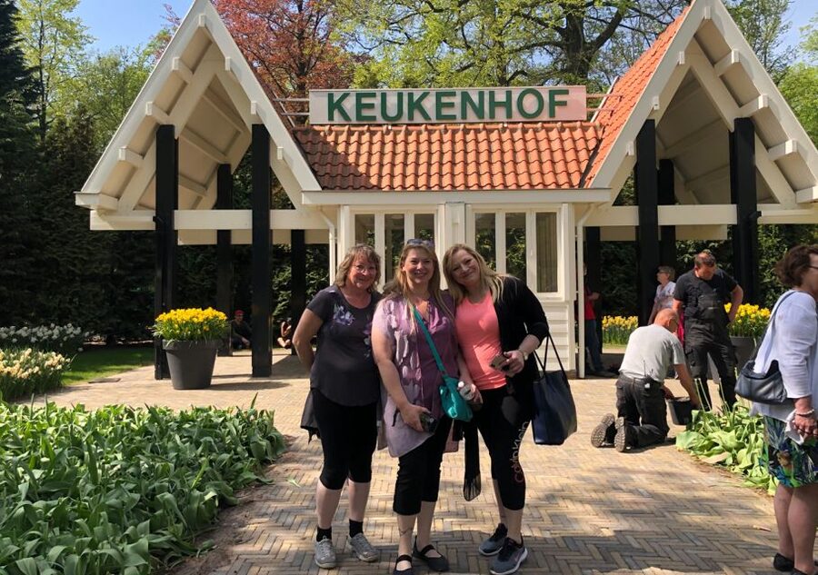 Amsterdam: Keukenhof Tulip Garden and Giethoorn Experience - Who should book this day trip?